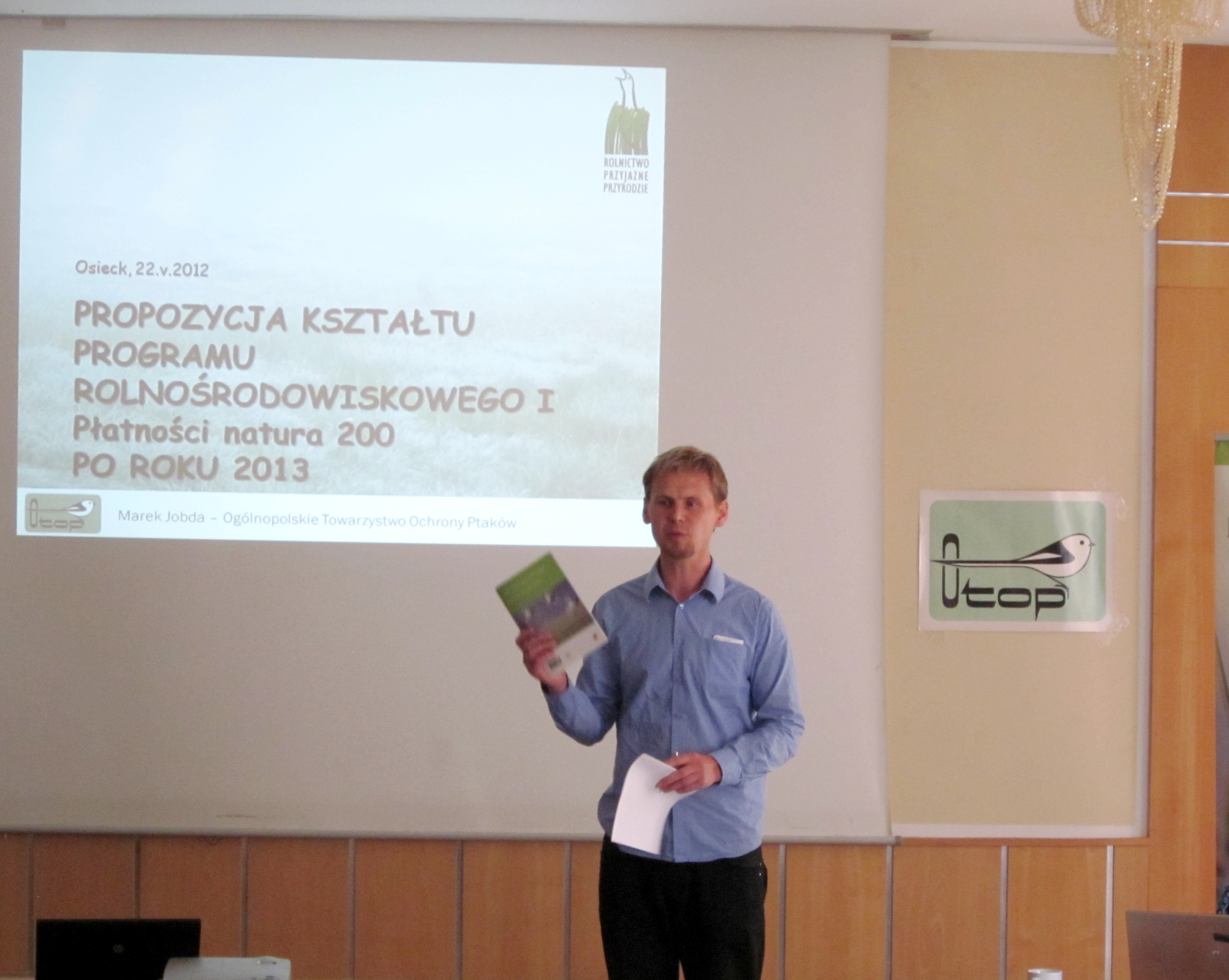 Fot. 1 Marek Jobda prezentuje publikację OTOP